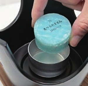 金属の燃焼容器にセットした固形燃料